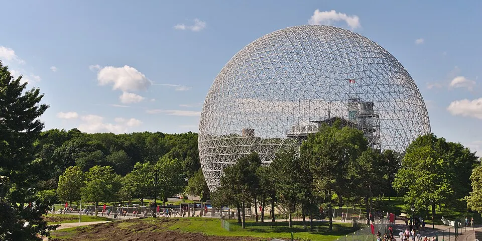 Biosphère: сфера среди зелени