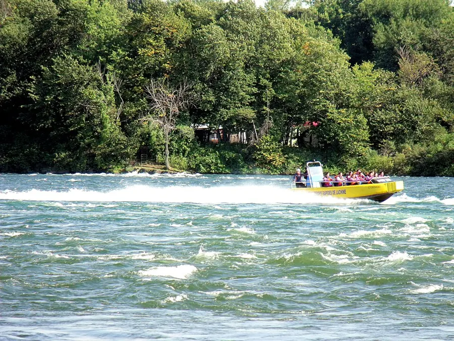 Реактивный катер на порогах Lachine: архивный вид, не гарантия модели судна конкретного оператора